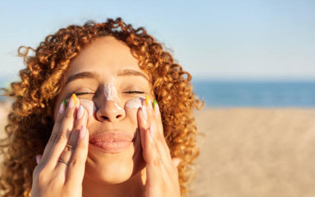 L'idea che il sole curi l'acne è una bufala, anzi, un pericolo