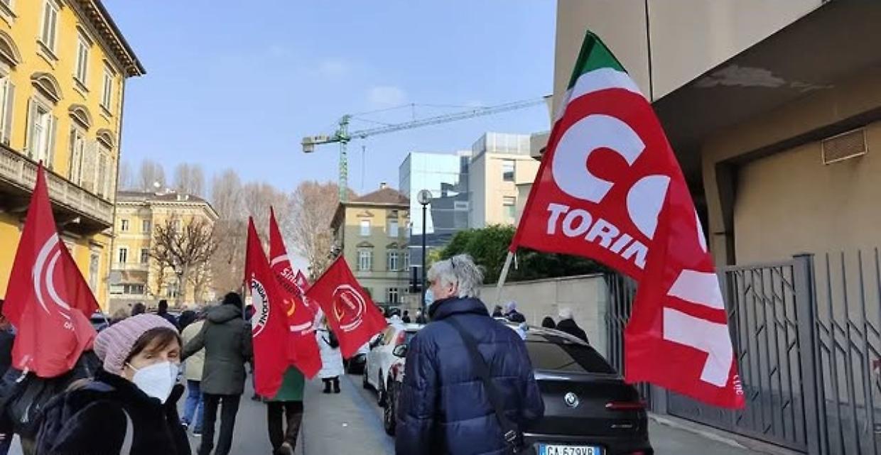 In piazza contro la legge che apre la sanità ai privati: a Torino si chiede il referendum