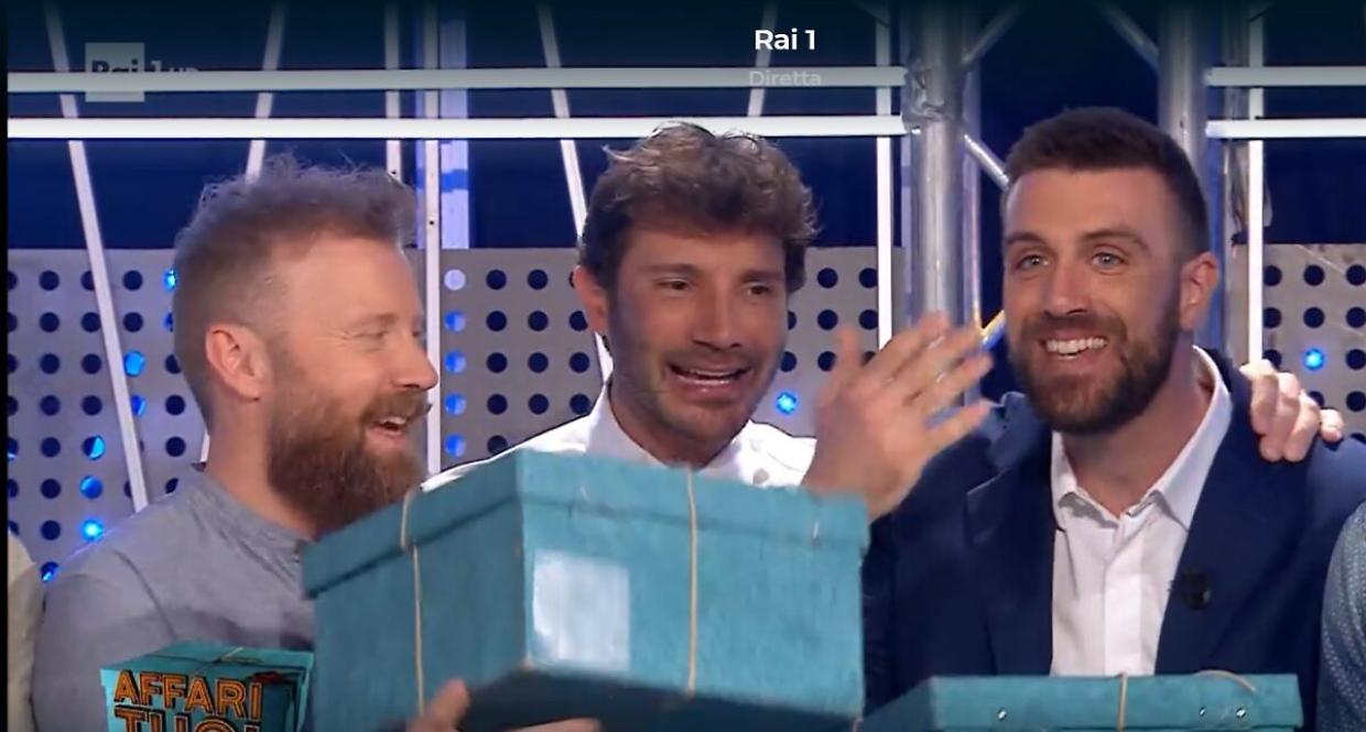 Affari Tuoi, Andrea dal Piemonte rinuncia a 300mila euro ma chiude con 60mila: “Scelgo da futuro papà”