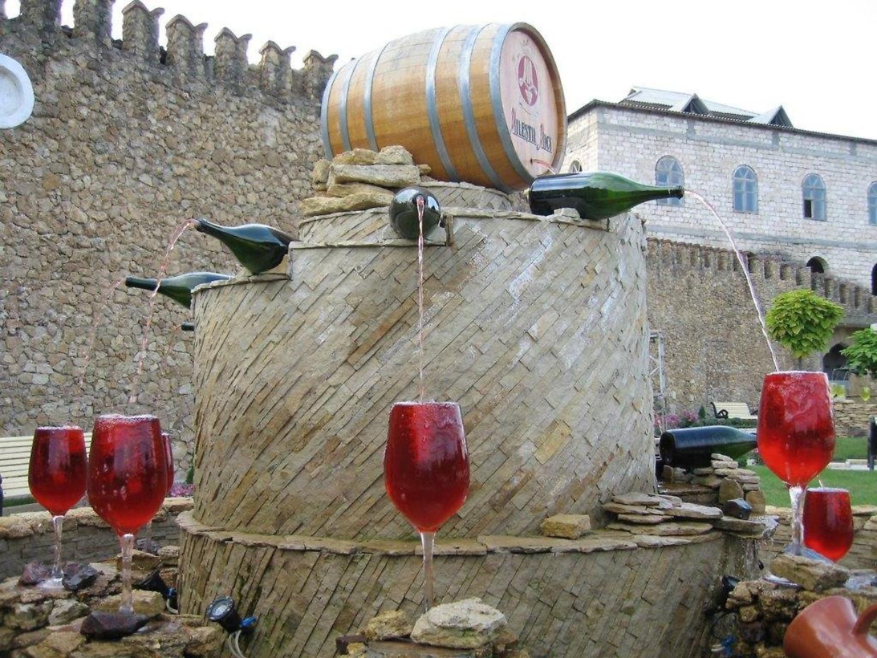 La fontana che regale vino si trova in Italia: ecco dove bere gratis con un panorama mozzafiato