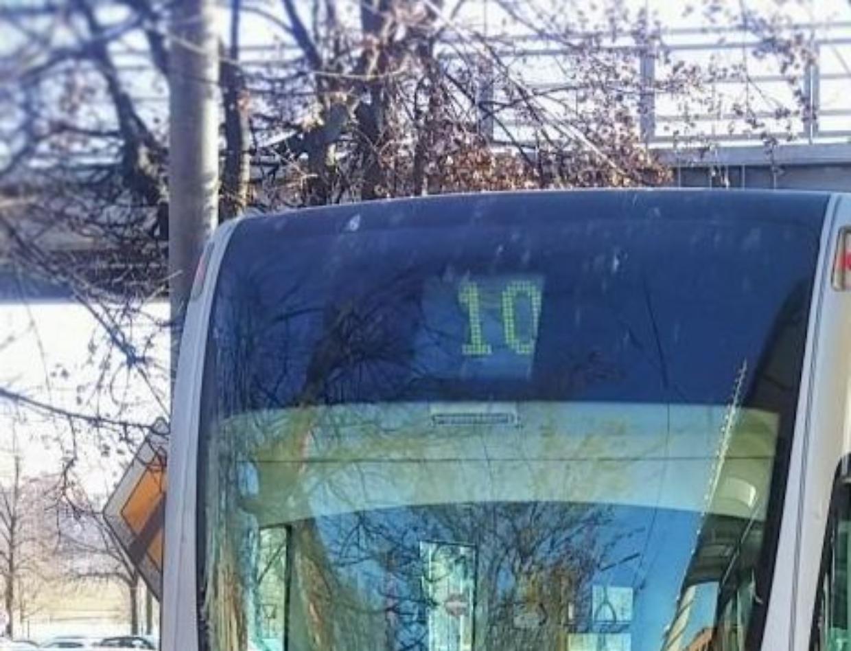 Torino, brusca frenata del bus per evitare un pedone: sei passeggeri finiscono in ospedale