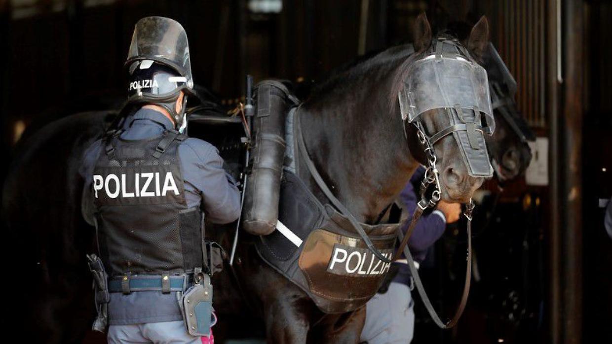 Poliziotti a cavallo contro gli spacciatori «Qui non usciamo più di casa, aiutateci»