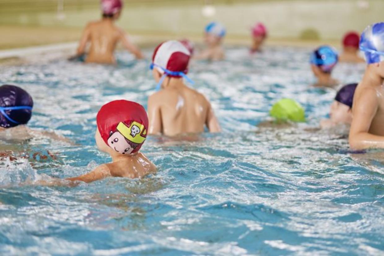 Intossicazione da cloro in piscina a Roma: grave un bambino di 9 anni, indagini in corso