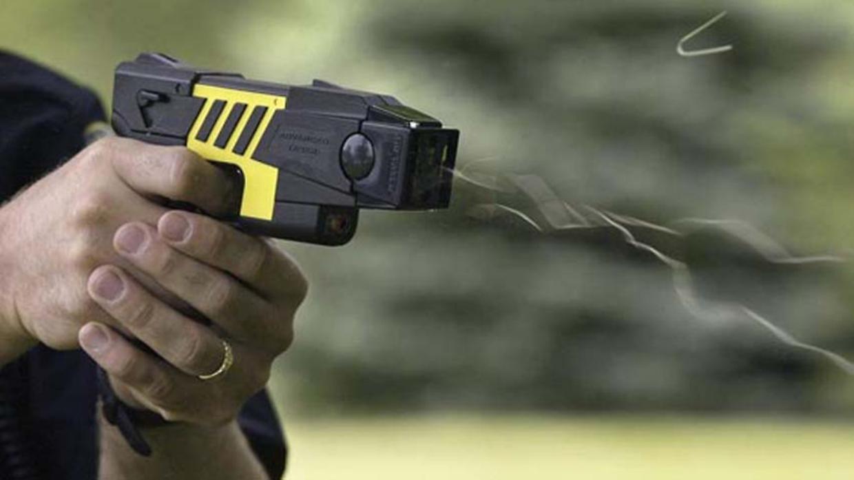 Pescara, colpito con il taser durante una lite in strada, muore a 30 anni dopo un malore in questura