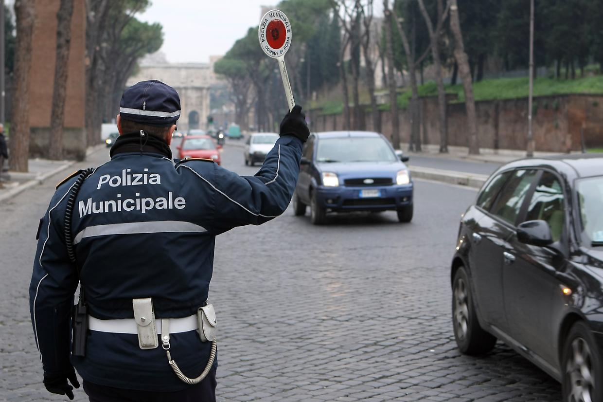 Scherzo o trucco? Assolto un uomo accusato di aver alterato la targa dell’auto