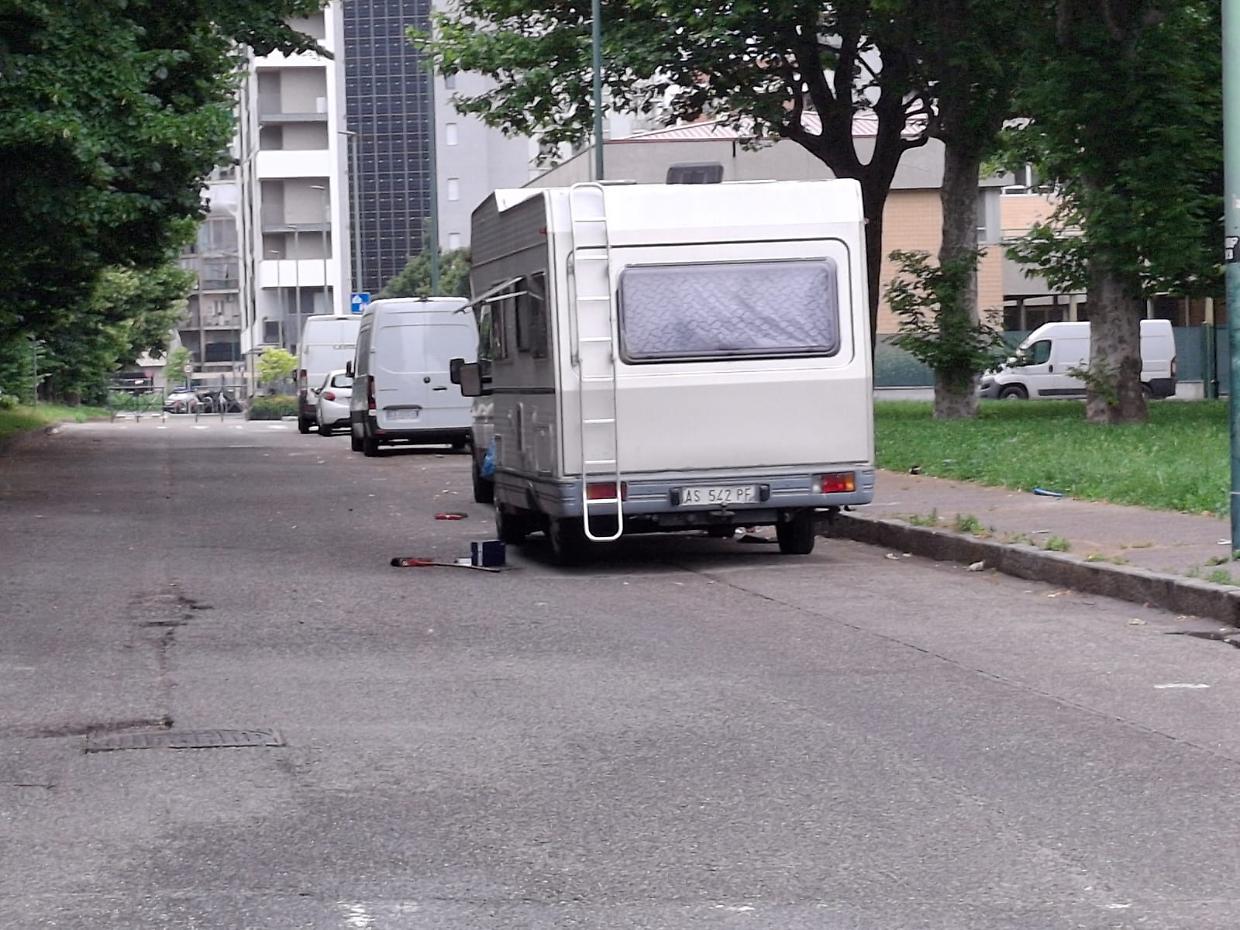 Via Marsigli, l’ex bocciofila sgomberata "adesso è in mano ai rom «mandateli via"