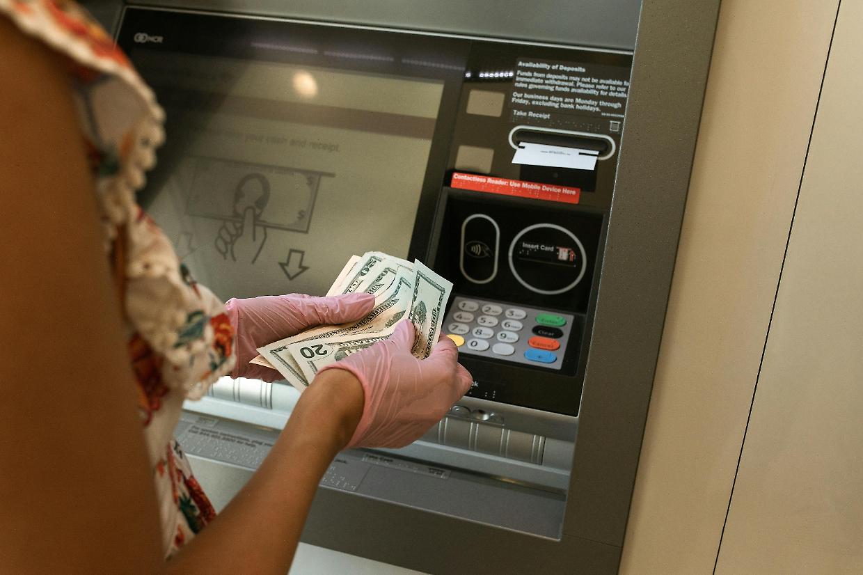Carta "mangiata" dal bancomat? Ecco come gestire la situazione senza panico