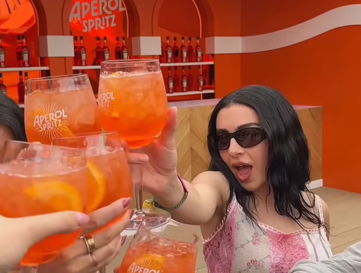Charli XCX, regina pop dell'estate 2024, collabora con l'italiana Aperol in una sponsorizzazione frizzante