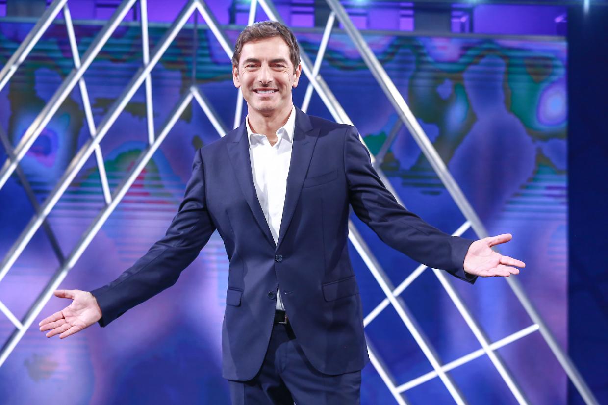“Chi può batterci?” torna in prima serata su Rai1: Marco Liorni guida una squadra vip in una sfida unica