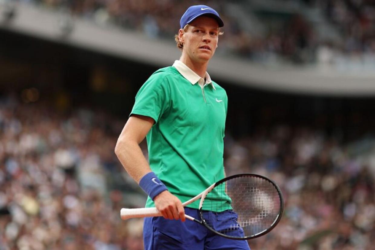 Jannik Sinner non lascia set neppure a Novak Djokovic e giocherà la sua prima finale a Parigi, 47 anni dopo Adriano Panatta 