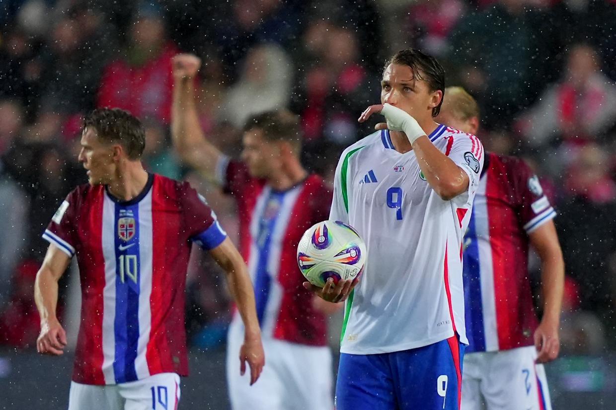 L'attaccante dell'Italia, Mateo Retegui, durante la sfida contro la Norvegia persa 3-0 (foto LaPresse)