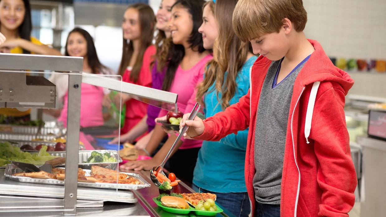 Pasti scolastici gratuiti per i bambini poveri in Regno Unito: il governo laburista fa la sua mossa