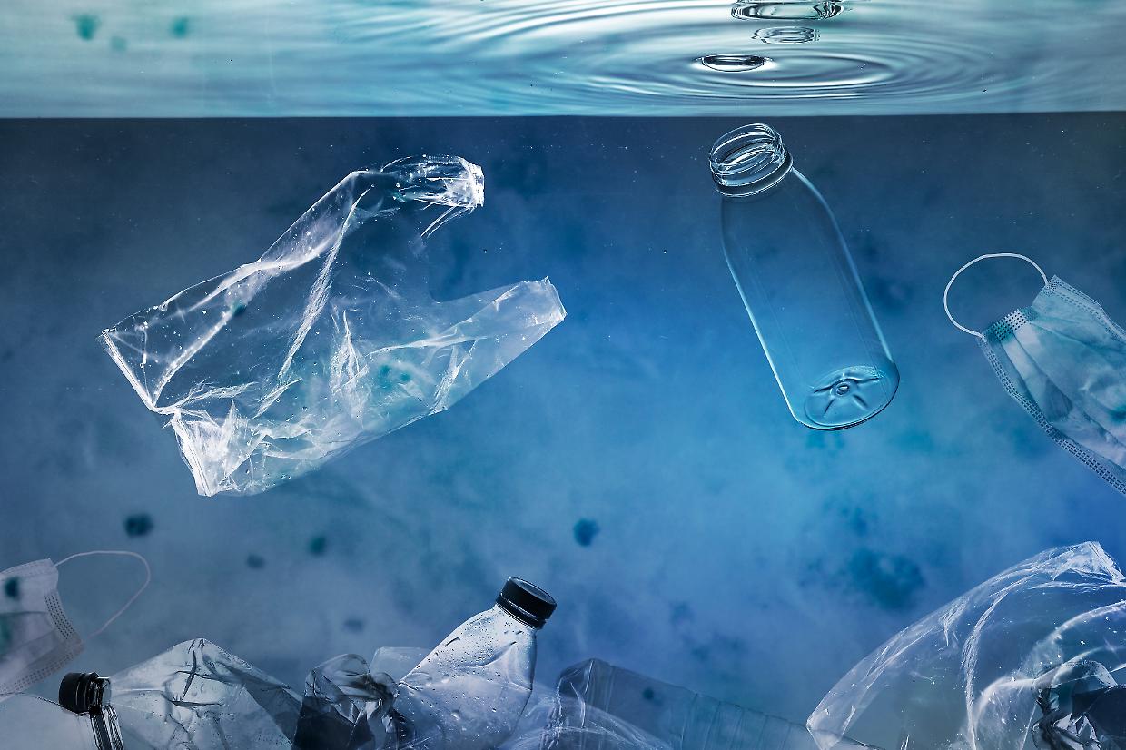 Gli scienziati giapponesi sviluppano plastica che si dissolve in mare in poche ore