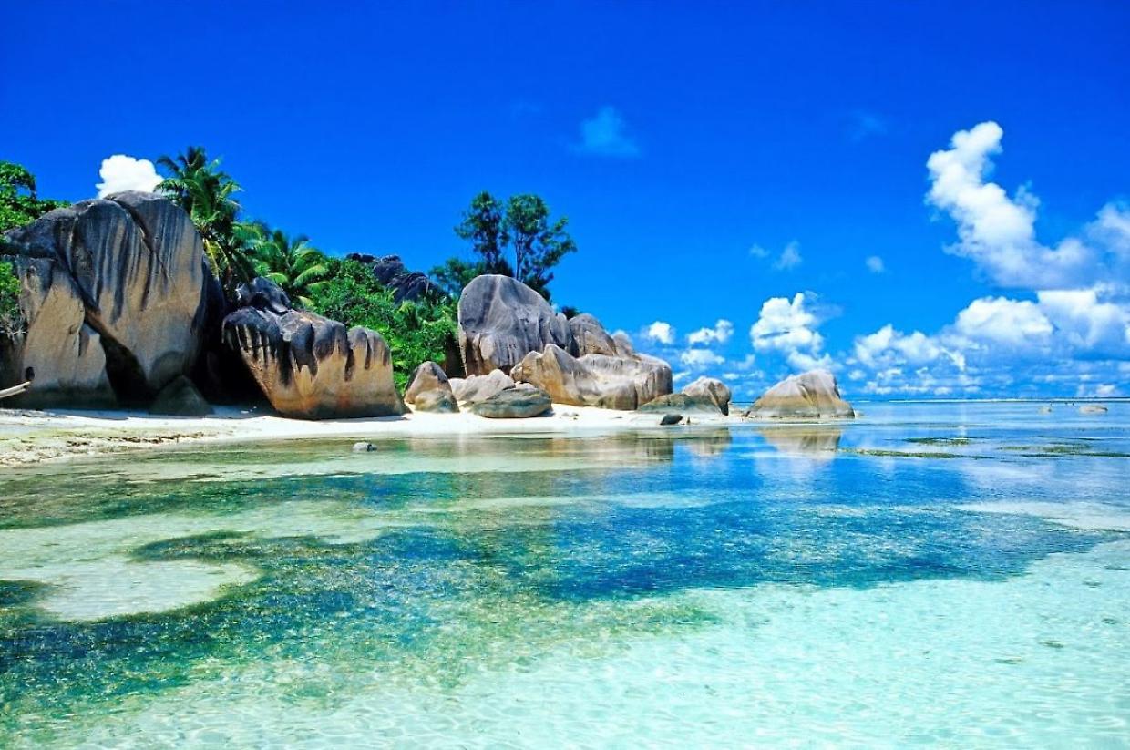 Gli italiani sono disposti anche a spendere 1.500 euro per una giornata di mare, nelle spiagge dei "VIP"