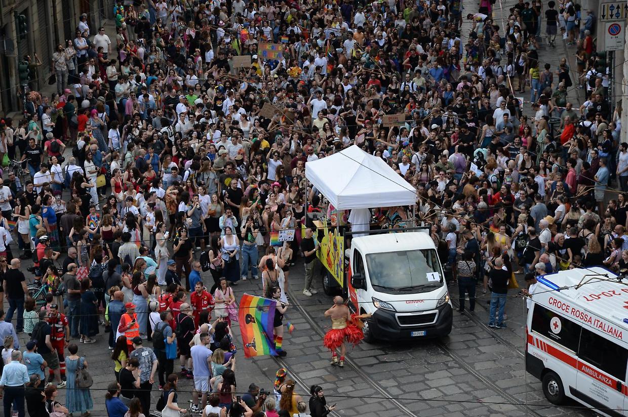 In 150mila  in centro per il Pride tra canti, balli, politica: contestate le femministe francesi di Nemesis
