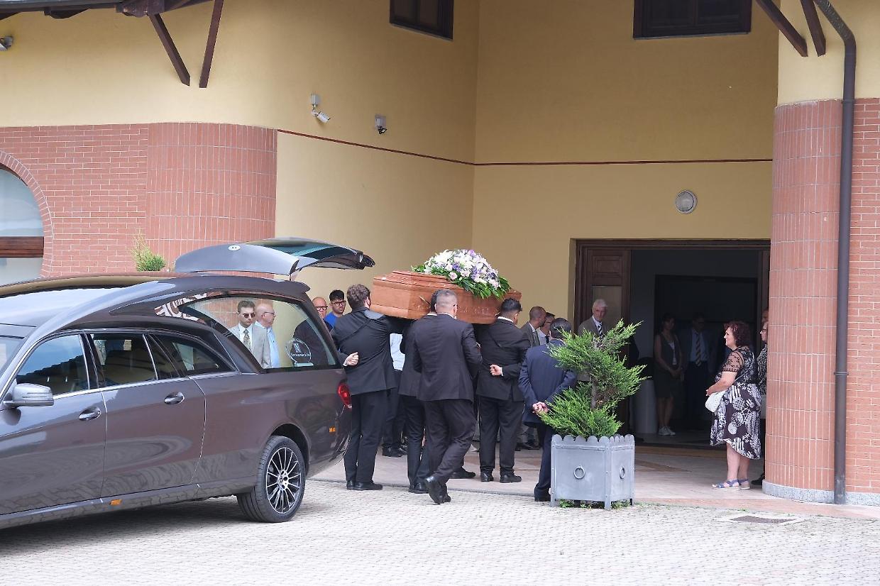 L’ultimo saluto a Fernanda, uccisa dal marito a Grugliasco