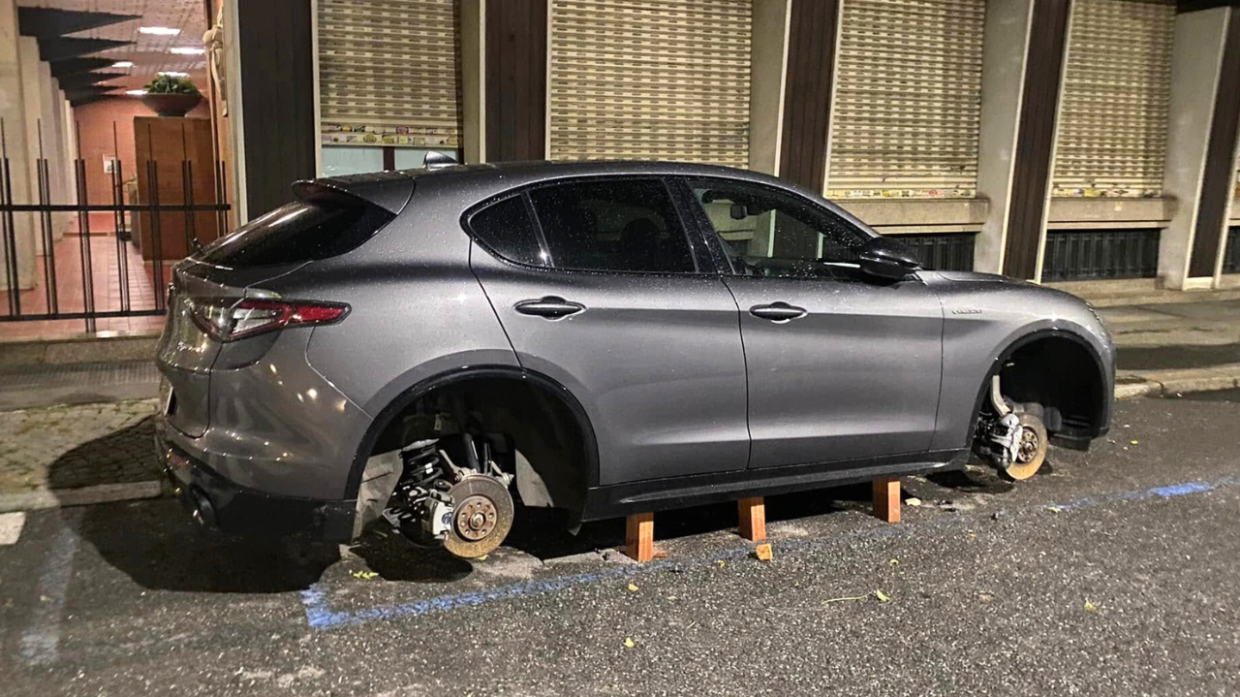 Lascia l'auto parcheggiata alla Crocetta e la ritrova sui mattoni