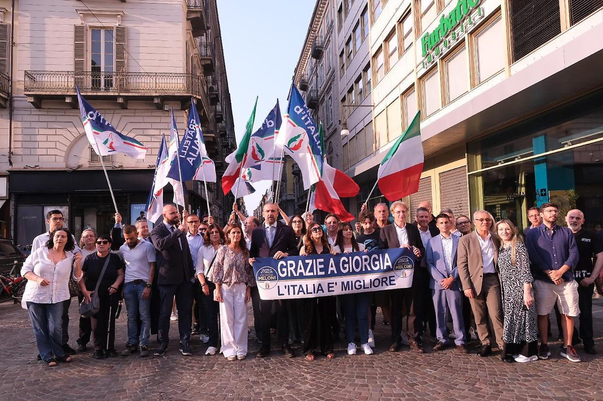 "Grazie a Giorgia l'Italia è migliore": il flashmob dedicato alla premier 