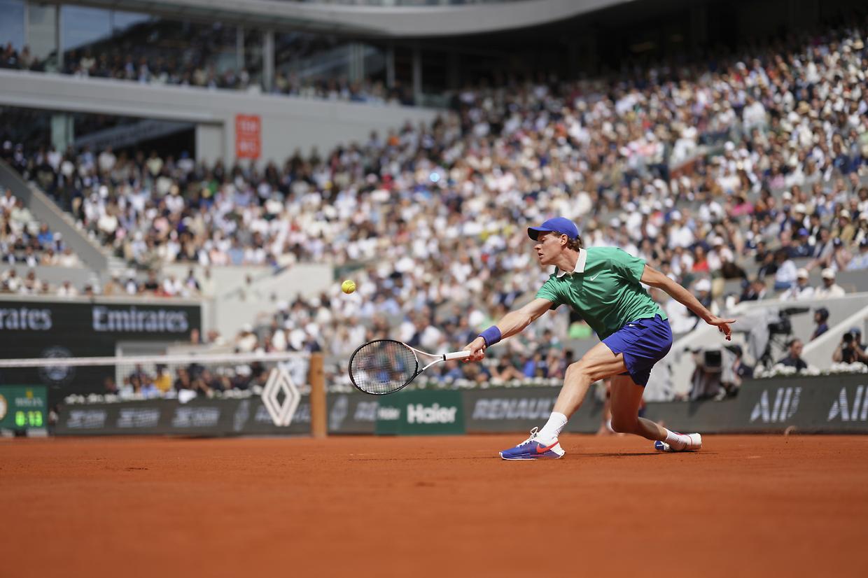 Sinner resta al comando del ranking Atp e guadagna 500 punti su Alcaraz nonostante la sconfitta a Parigi. Ecco perché