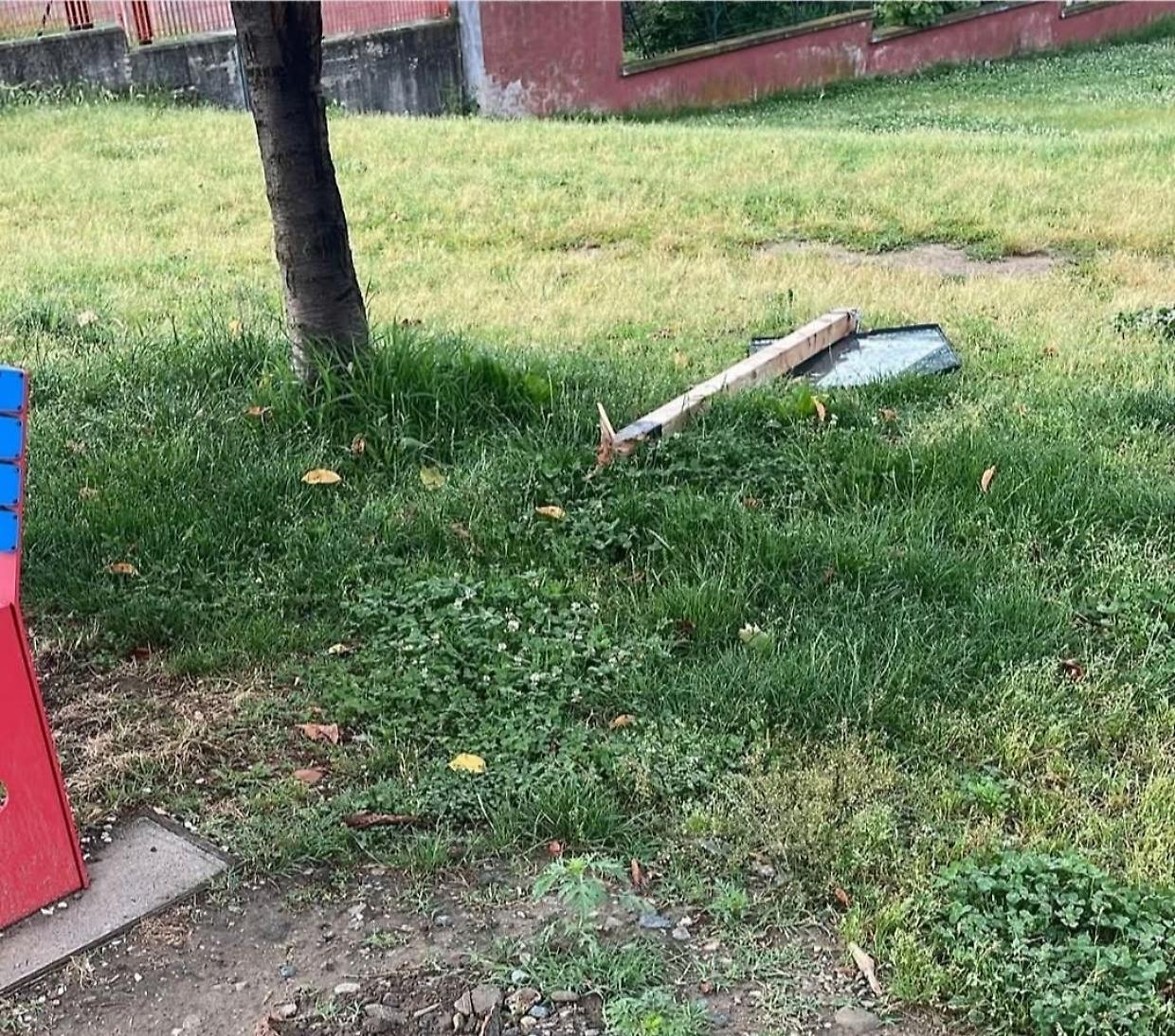 I vandali abbattono il cartello Avis