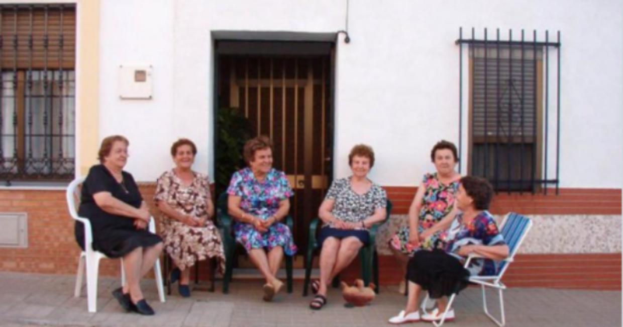 "Basta sedie per gli anziani sui marciapiedi, la strada è suolo pubblico va liberato", così la foto di sei anziane sedute all'aria aperta scatena il panico su X