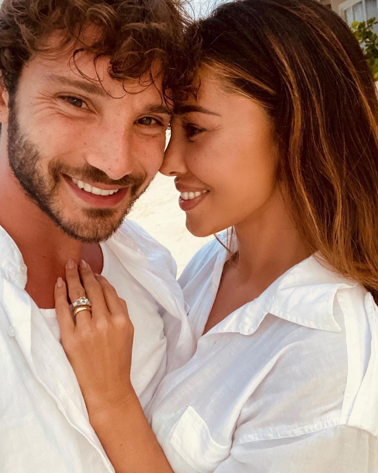 Belen Rodriguez sfoggia una fede nuziale, il ritorno con De Martino o una dichiarazione d'amore... per sé stessa?