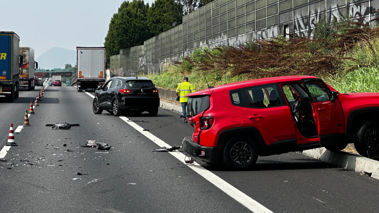 Incidente in tangenziale: scontro tra due macchine e un camion, un ferito