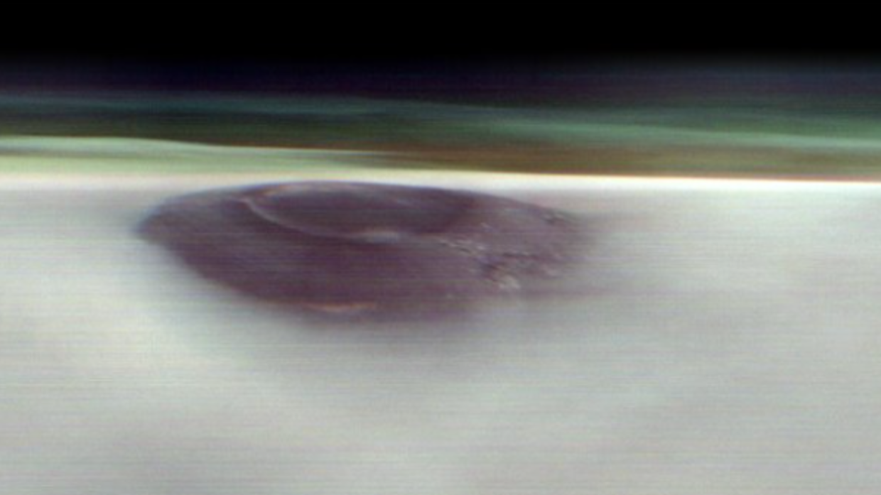 Odyssey fotografa il gigante di Marte: ecco il vulcano Arsia Mons tra ghiacci, nubi e foschia atmosferica
