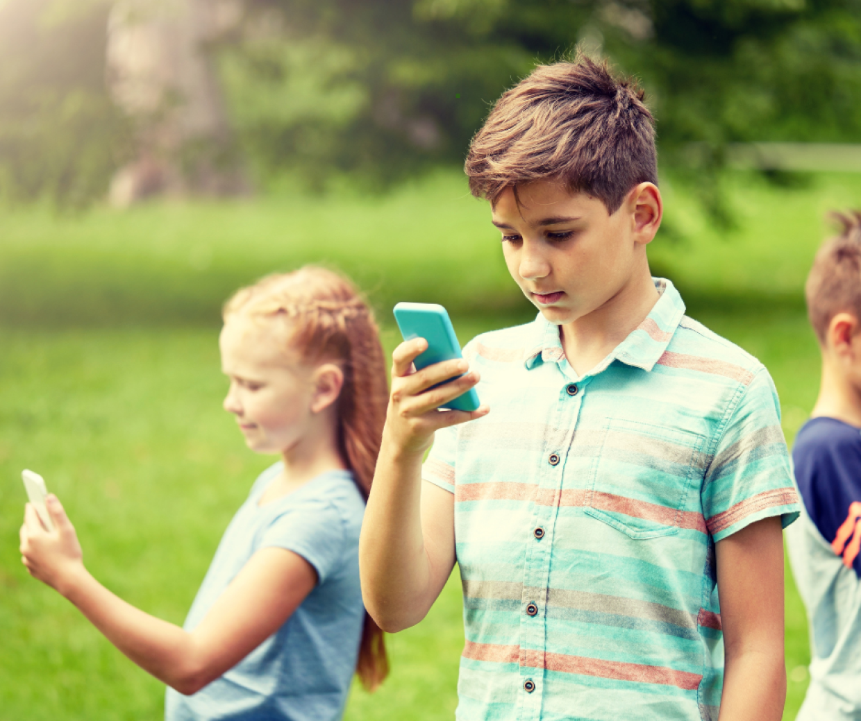 Schermi e infanzia: cresce l’allarme, lo smartphone compromette lo sviluppo emotivo