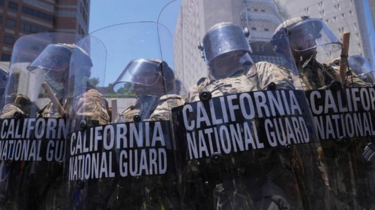 Scatta il coprifuoco a Los Angeles, tra i migranti destinati a Guantanamo spuntano anche degli italiani