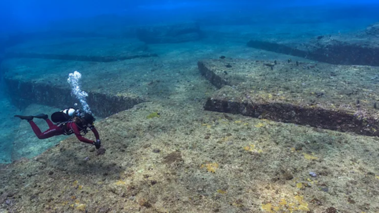 Yonaguni, il mistero tra le onde: la struttura sottomarina che sfida archeologi e geologi