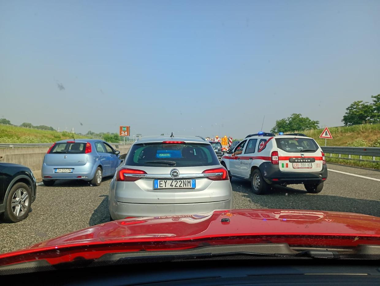 Torino, un'ora e 20 minuti di coda in tangenziale per un cantiere (che non c'è). Poi l'incidente