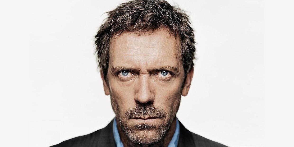 Hugh Laurie, il genio versatile dietro Dr. House, compie 66 anni