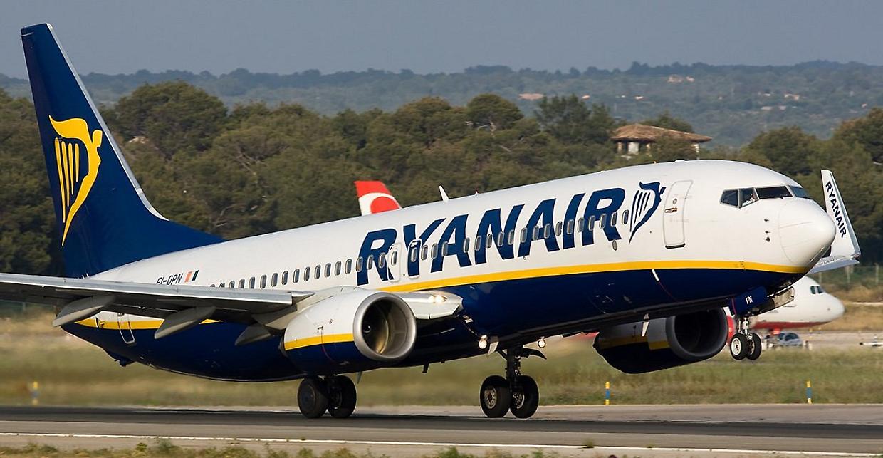 Stretta Ryanair prima dell’estate: vietati 7 oggetti in volo, anche nel bagaglio