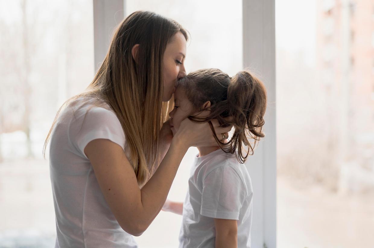 Il bacio che guarisce: la scienza conferma il potere curativo del contatto affettivo