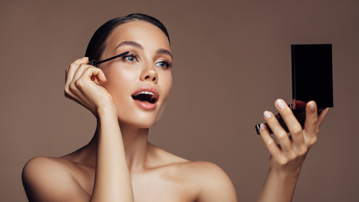 Dormire truccate? Il trend virale che divide le beauty guru dagli esperti di pelle