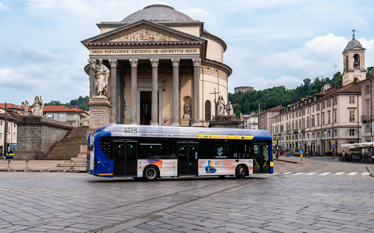 IVECO compie 50 anni: parata in città, nuovi camion elettrici e visite mediche gratis