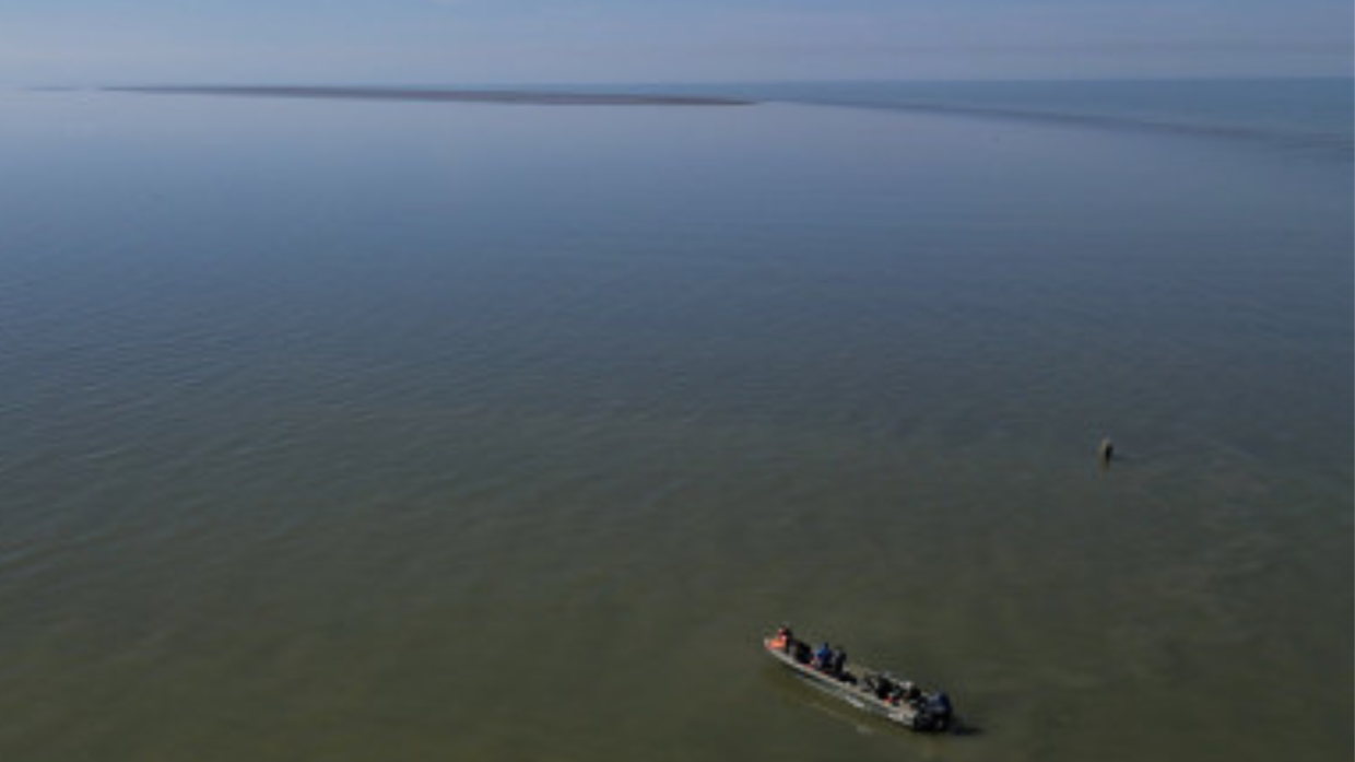 Scoperta una nuova isola nel Mar Caspio: la terra nascosta svela gli effetti della crisi climatica