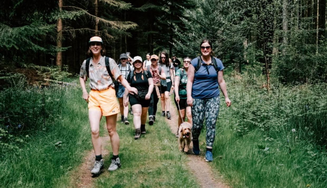 La Generazione Z riscopre la vita offline: tra trekking, uncinetto e hobby condivisi