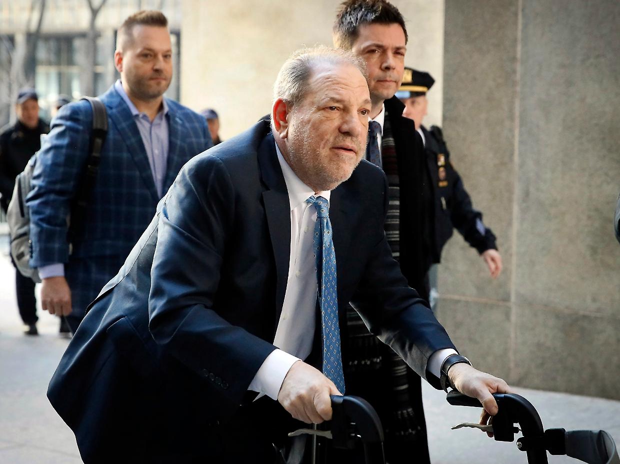 Harvey Weinstein, lo stupratore seriale di Hollywood, condannato per aggressione sessuale ma non per stupro