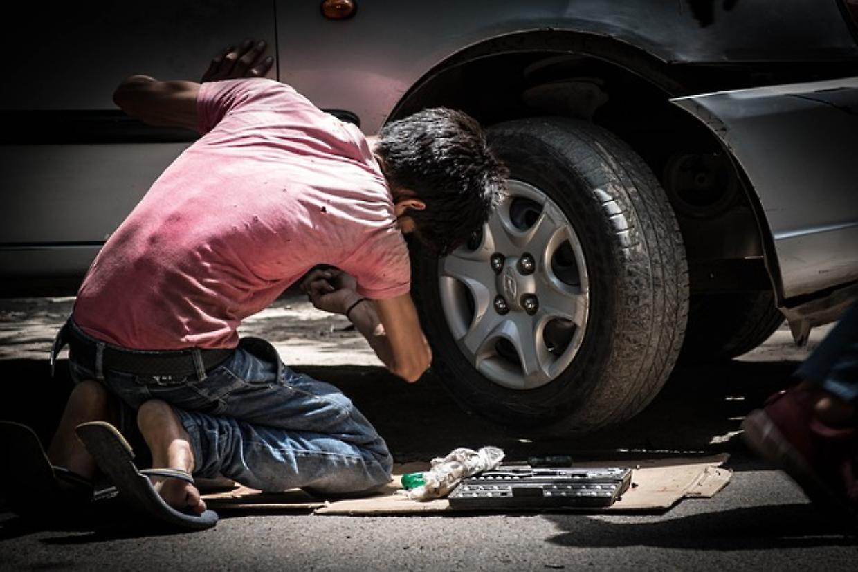 Allarme lavoro minorile in Italia, nel 2024 i giovani lavoratori aumentano e crescono gli infortuni