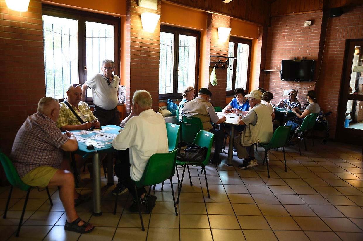 Partite a carte, ginnastica e mazurka: «In questo modo sfuggiamo al caldo»
