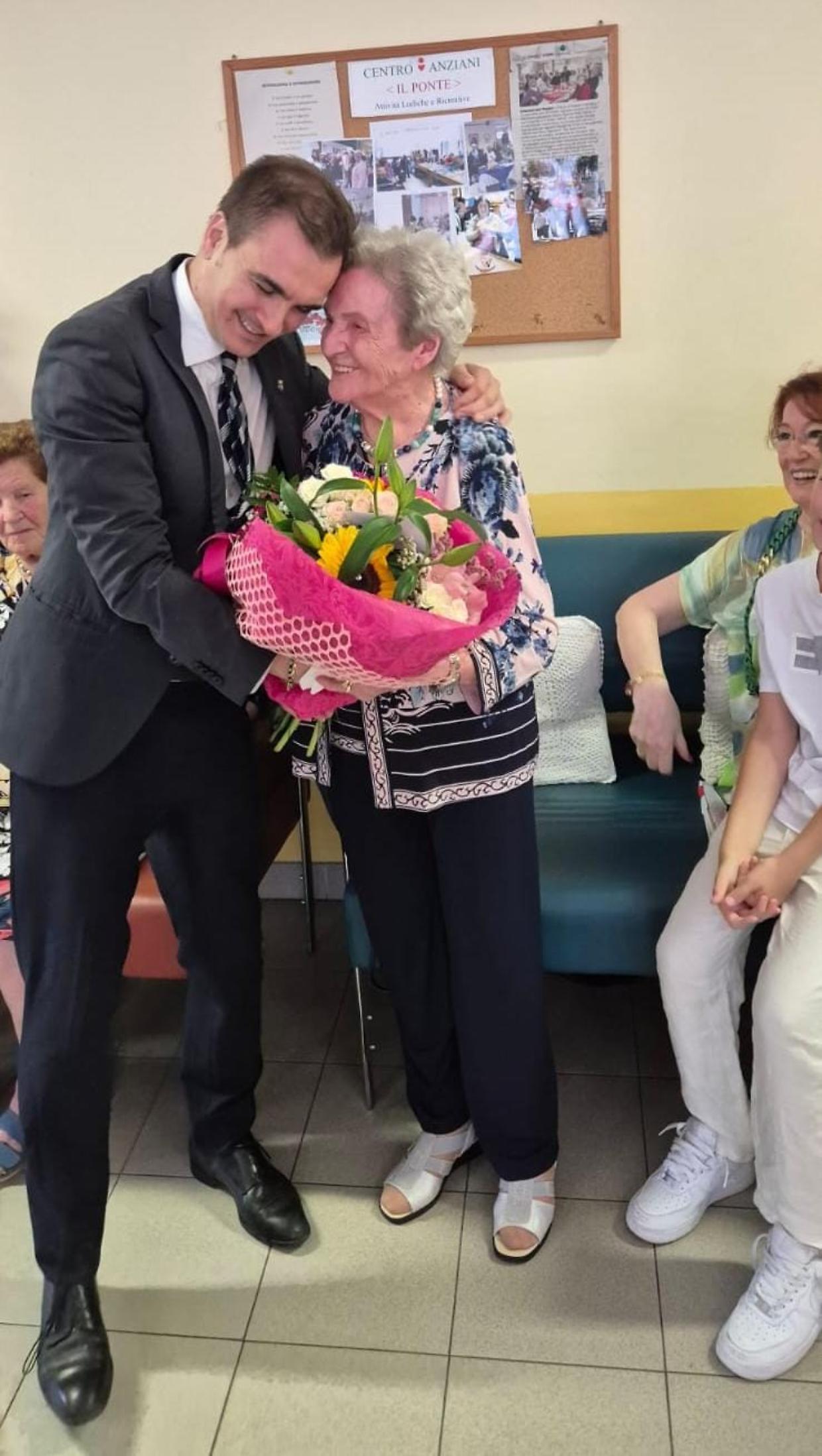 Nonna Vilma festeggia 105 anni: una vita tra ricordi e abbracci al centro anziani "Il Ponte" di Torino