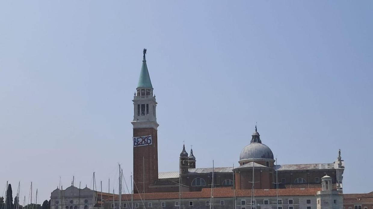 Venezia si anima di proteste per l'imminente sì di Bezos e Sanchez: ecco cosa è successo