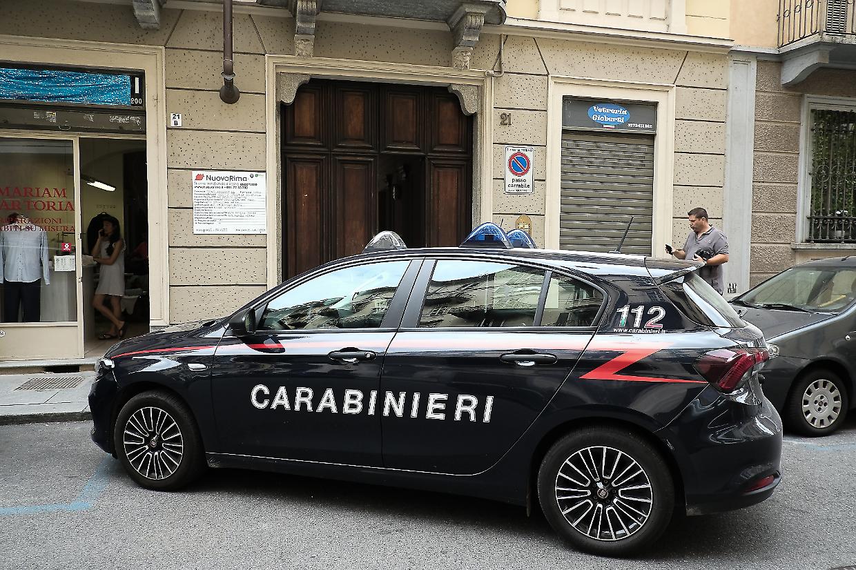 Ingoiano la droga, attaccano i carabinieri e finiscono in manette