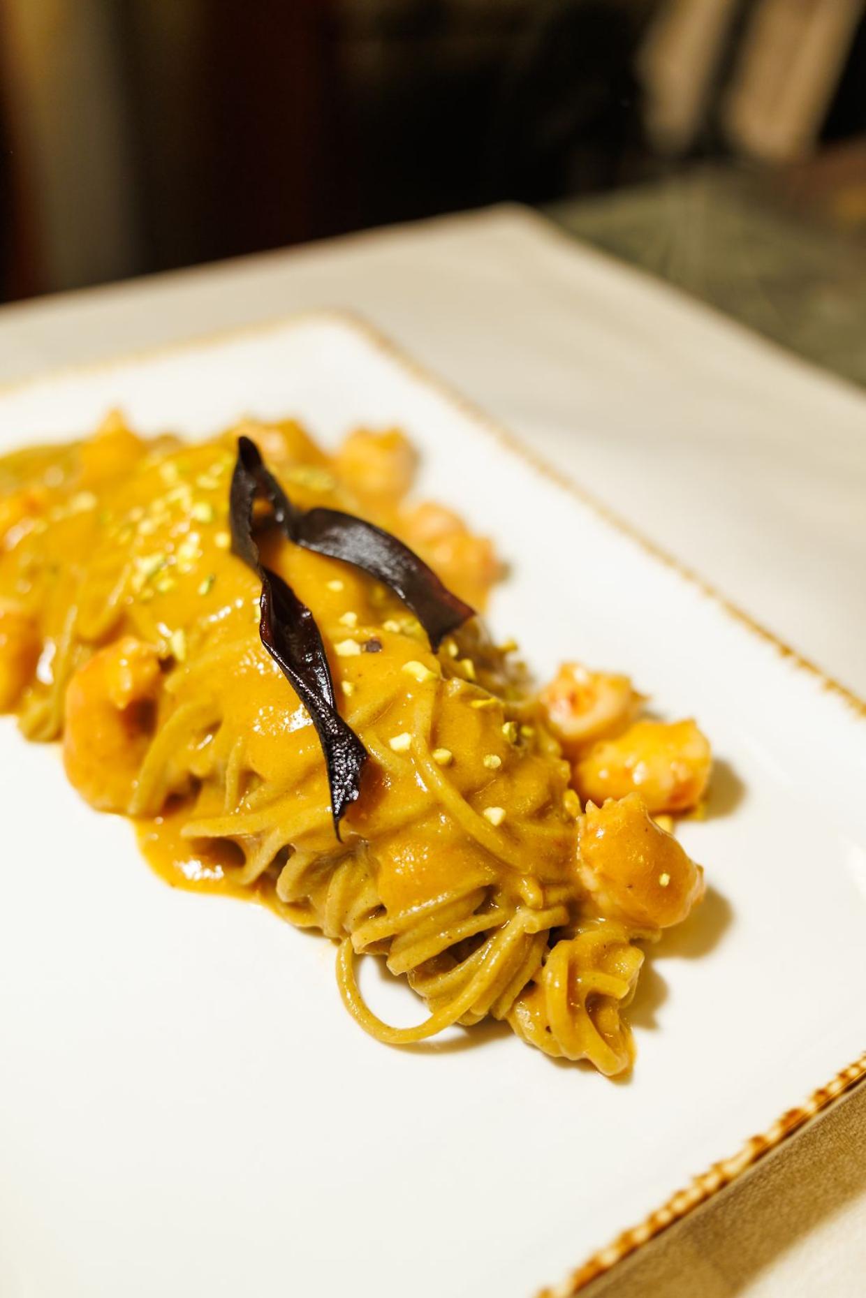 Puglia in cucina: tagliolini con crema di Oro di Manduria e gamberoni