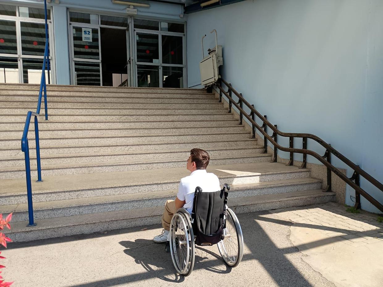 La battaglia di Tommaso e della mamma per una scuola senza scale e barriere