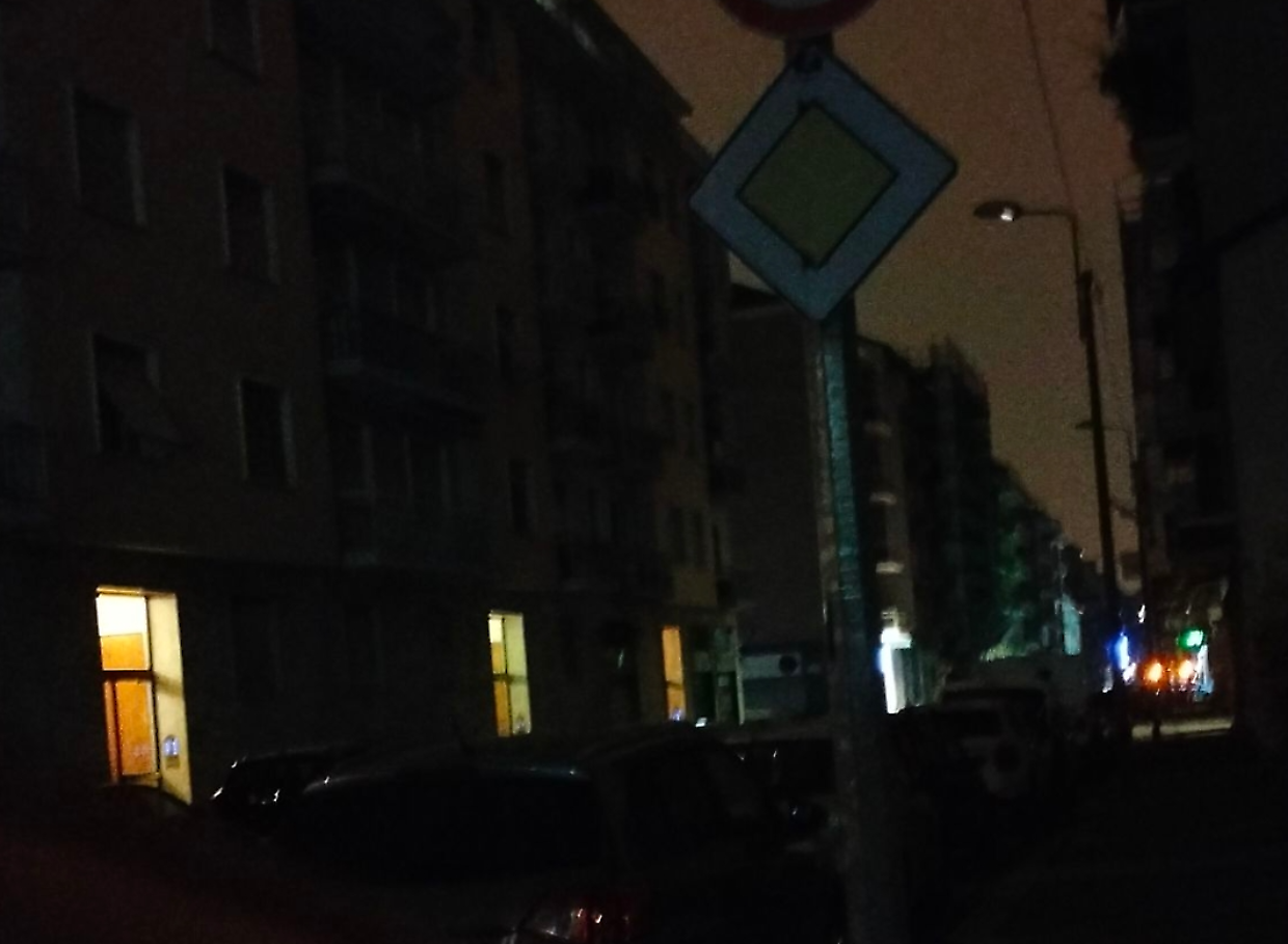 Primo blackout per il caldo a Torino (in foto, via Asiago al buio)