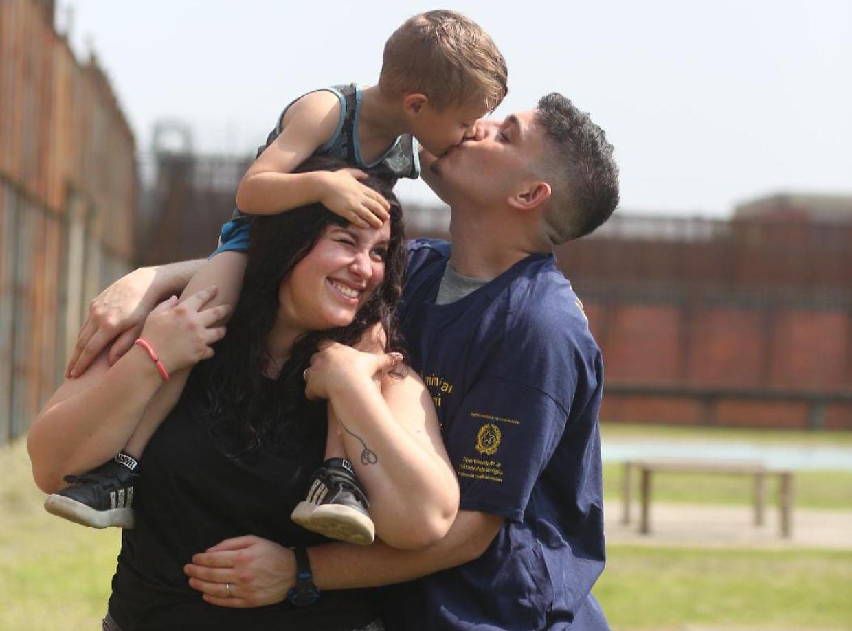 "Papà, guarda come tiro": un pomeriggio di abbracci, giochi e attese nel carcere di Ivrea