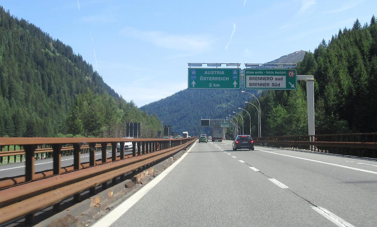 Auto contromano sull'A22: un morto e cinque feriti, tre sono bambini